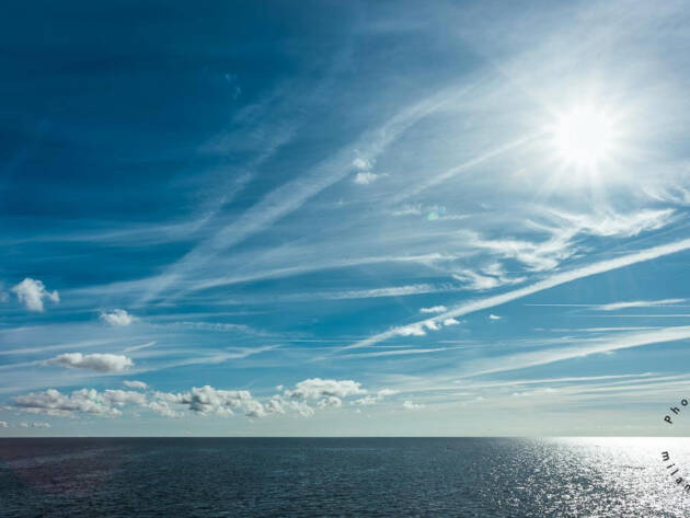 Blue sky line at the ocean horizont