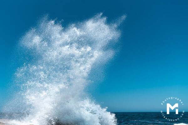 Big wave splashing