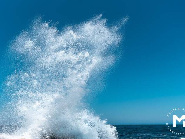 Big wave splashing