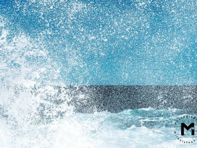 Big splash of water with many small drops